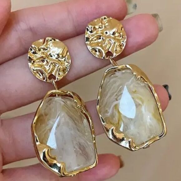 ⭐️Gold Tone White Ivory like Swirl Post Back Drop Dangle Earrings ⭐️ - Picture 8 of 16